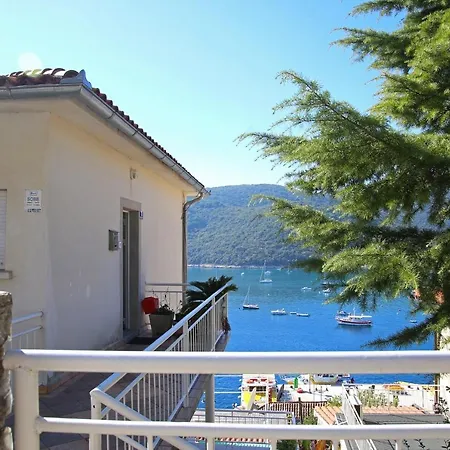 In With Three-bedrooms 2 Apartman Rabac